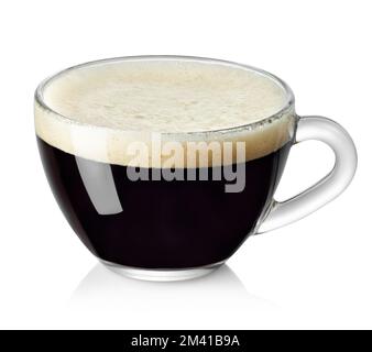 Espresso in einem transparenten Glasbecher, isoliert auf weiß Stockfoto