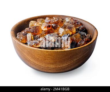 Brauner karamellisierter Zucker in einer auf Weiß isolierten Holzschüssel Stockfoto