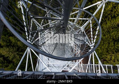 Stahltreppe auf dem Telekommunikationsturm Stockfoto