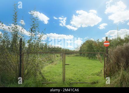 Geschlossener Eintritt zu einem privaten Grundstück auf dem Land Stockfoto