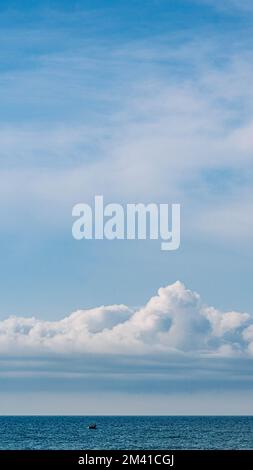 BANNER, VERTIKALE GESCHICHTE Atmosphäre Panorama weiße Wolke klaren blauen Himmel Horizont Linie ruhigen leeren Meer. Konzept paradiesisches Leben. Design Relax Tapete Stockfoto