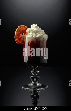 Schokoladencocktail mit Schlagsahne, garniert mit einer getrockneten Orangenscheibe. Stockfoto