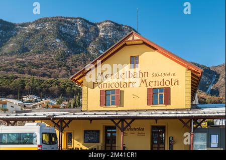 Seilbahn Mendola von Kaltern in Südtirol - Trentino Alto Adige, - Mendelbahn in Sudtirol - Caldaro - Norditalien, längste Seilbahn Stockfoto