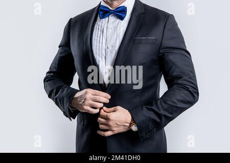 Zugeschnittenes Foto eines Mannes im Smoking. Ein Mann trägt einen formellen Anzug. Mann im Smoking isoliert auf weiß Stockfoto