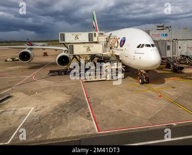 Düsseldorf, Deutschland 2018. Ein airbus A380 am Flughafen während der Beladung vor dem Abflug, das größte Transportflugzeug der Welt. Stockfoto