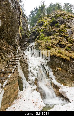 Slowakei Paradies - Sucha Biela Fluss mit Wasserfall und Leiter in der Nähe. Abenteuerlicher Touristenpfad in der Flussschlucht Stockfoto