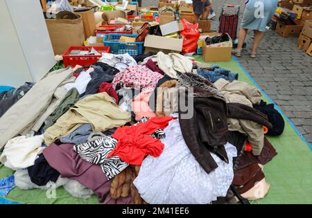 Viele verwendeten alte Kleidung zum Verkauf auf dem Flohmarkt unter freiem Himmel Stockfoto