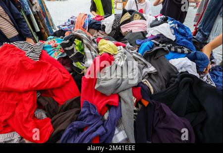 Viele verwendeten alte Kleidung zum Verkauf auf dem Flohmarkt unter freiem Himmel Stockfoto