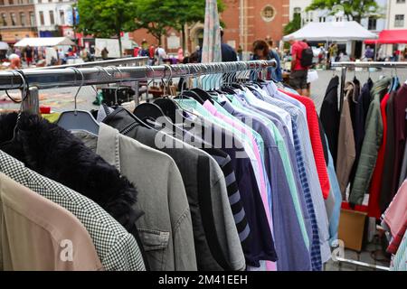 Viele verwendeten alte Kleidung zum Verkauf auf dem Flohmarkt unter freiem Himmel Stockfoto