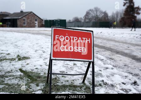 Fußweg geschlossen Schild wegen Schnee und Eis Stockfoto