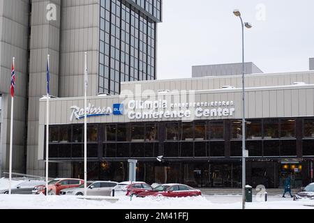 Tallinn, Estland - 13. Dezember 2022: Eingang des Radisson Blu Hotel Olümpia Conference Center im Schneesturm. Stockfoto