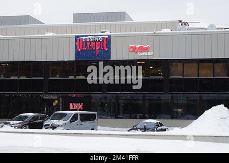 Tallinn, Estland - 13. Dezember 2022: Olympic Casino und OlyBet Sportbar auf dem Gebäude. Stockfoto