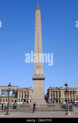 Ein vertikales Bild des Obelisken-Monuments Luxor in Paris, Frankreich, vor einem blauen Himmel Stockfoto