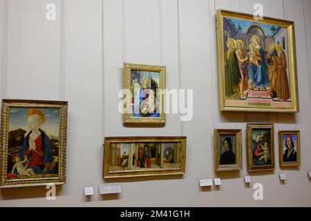 Eine Frau besucht die Meisterwerke der Welt im Louvre Museum in Paris, Frankreich Stockfoto