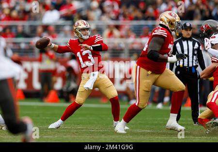 Santa Clara, Usa. 11.. Dezember 2022. San Francisco 49ers Quarterback Brock Purdy (13) wirft am 11. Dezember 2022 in Santa Clara, Kalifornien, einen Pass gegen die Tampa Bay Buccaneers im Levi's Stadium. (Foto: Nhat V. Meyer/Bay Area News Group/TNS/Sipa USA) Guthaben: SIPA USA/Alamy Live News Stockfoto