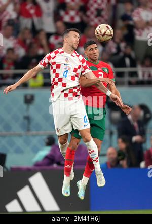 DOHA, KATAR - DEZEMBER 17: Ivan Perisic von Kroatien leitet den Ball gegen Achraf Hakimi von Marokko während des 2022 3.. Platzes der FIFA-Weltmeisterschaft Katar zwischen Kroatien und Marokko im Khalifa International Stadium am 17. Dezember 2022 in Doha, Katar. (Foto von MB Media) Stockfoto