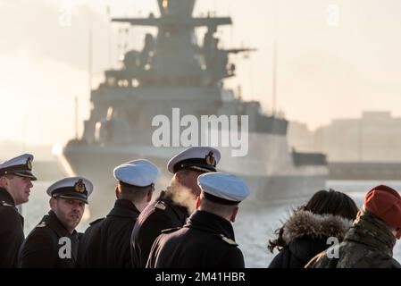 18. Dezember 2022, Mecklenburg-Vorpommern, Warnemünde: Soldaten der Deutschen Marine bei der Ankunft der Korvette "Erfurt" auf ihrem Marinestützpunkt in Rostock, hohe Düne. Die deutsche Marine nimmt seit mehr als 15 Jahren an der UN-Mission im Mittelmeer Teil und übernahm im vergangenen Jahr erneut das Kommando über die Mission. Seit Oktober 2021 dient die Corvette „Erfurt“ als Plattform im Betriebsbereich. Während dieser Zeit hat das vielseitige Schiff mehr als 21.600 Seemeilen zurückgelegt. Foto: Frank Hormann/dpa Stockfoto