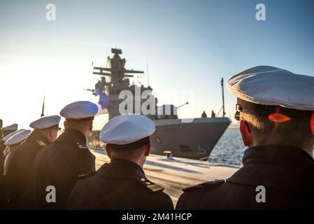 18. Dezember 2022, Mecklenburg-Vorpommern, Warnemünde: Soldaten der Deutschen Marine bei der Ankunft der Korvette "Erfurt" auf ihrem Marinestützpunkt in Rostock, hohe Düne. Die deutsche Marine nimmt seit mehr als 15 Jahren an der UN-Mission im Mittelmeer Teil und übernahm im vergangenen Jahr erneut das Kommando über die Mission. Seit Oktober 2021 dient die Corvette „Erfurt“ als Plattform im Betriebsbereich. Während dieser Zeit hat das vielseitige Schiff mehr als 21.600 Seemeilen zurückgelegt. Foto: Frank Hormann/dpa Stockfoto