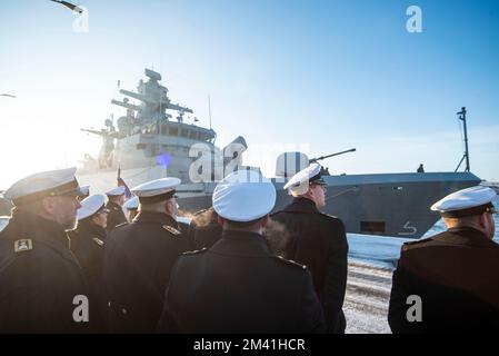 18. Dezember 2022, Mecklenburg-Vorpommern, Warnemünde: Soldaten der Deutschen Marine bei der Ankunft der Korvette "Erfurt" auf ihrem Marinestützpunkt in Rostock, hohe Düne. Die deutsche Marine nimmt seit mehr als 15 Jahren an der UN-Mission im Mittelmeer Teil und übernahm im vergangenen Jahr erneut das Kommando über die Mission. Seit Oktober 2021 dient die Corvette „Erfurt“ als Plattform im Betriebsbereich. Während dieser Zeit hat das vielseitige Schiff mehr als 21.600 Seemeilen zurückgelegt. Foto: Frank Hormann/dpa Stockfoto