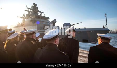 18. Dezember 2022, Mecklenburg-Vorpommern, Warnemünde: Soldaten der Deutschen Marine bei der Ankunft der Korvette "Erfurt" auf ihrem Marinestützpunkt in Rostock, hohe Düne. Die deutsche Marine nimmt seit mehr als 15 Jahren an der UN-Mission im Mittelmeer Teil und übernahm im vergangenen Jahr erneut das Kommando über die Mission. Seit Oktober 2021 dient die Corvette „Erfurt“ als Plattform im Betriebsbereich. Während dieser Zeit hat das vielseitige Schiff mehr als 21.600 Seemeilen zurückgelegt. Foto: Frank Hormann/dpa Stockfoto