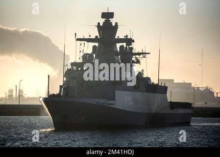 18. Dezember 2022, Mecklenburg-Vorpommern, Warnemünde: Die Corvette "Erfurt" betritt ihren Marinestützpunkt in Rostock, hohe Düne. Die deutsche Marine nimmt seit mehr als 15 Jahren an der UN-Mission im Mittelmeer Teil und übernahm im vergangenen Jahr erneut das Kommando über die Mission. Seit Oktober 2021 dient die Corvette „Erfurt“ als Plattform im Betriebsbereich. Während dieser Zeit hat das vielseitige Schiff mehr als 21.600 Seemeilen zurückgelegt. Foto: Frank Hormann/dpa Stockfoto