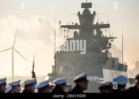 18. Dezember 2022, Mecklenburg-Vorpommern, Warnemünde: Soldaten der Deutschen Marine bei der Ankunft der Korvette "Erfurt" auf ihrem Marinestützpunkt in Rostock, hohe Düne. Die deutsche Marine nimmt seit mehr als 15 Jahren an der UN-Mission im Mittelmeer Teil und übernahm im vergangenen Jahr erneut das Kommando über die Mission. Seit Oktober 2021 dient die Corvette „Erfurt“ als Plattform im Betriebsbereich. Während dieser Zeit hat das vielseitige Schiff mehr als 21.600 Seemeilen zurückgelegt. Foto: Frank Hormann/dpa Stockfoto