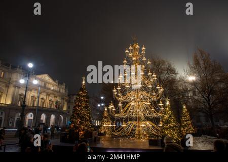 Mailand Italien Dezember 17 2022: Beleuchteter Weihnachtsbaum vor dem Scala-Theater in Mailand Stockfoto