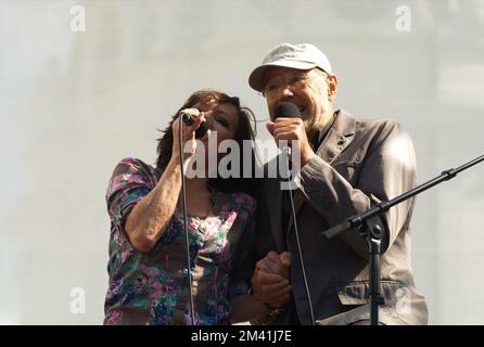 Wien, Österreich. 08. Mai 2011. Konzert mit Maria Bill (L) und (R) Willi Resetarits ( 21. Dezember 1948 , † 24. April 2022 in Wien) auf dem Pop Fest am Karlsplatz in Wien Stockfoto