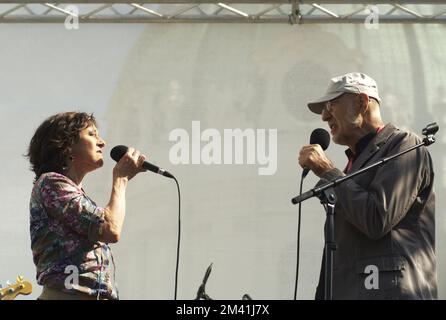 Wien, Österreich. 08. Mai 2011. Konzert mit Maria Bill (L) und (R) Willi Resetarits ( 21. Dezember 1948 , † 24. April 2022 in Wien) auf dem Pop Fest am Karlsplatz in Wien Stockfoto