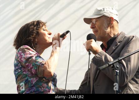 Wien, Österreich. 08. Mai 2011. Konzert mit Maria Bill (L) und (R) Willi Resetarits ( 21. Dezember 1948 , † 24. April 2022 in Wien) auf dem Pop Fest am Karlsplatz in Wien Stockfoto