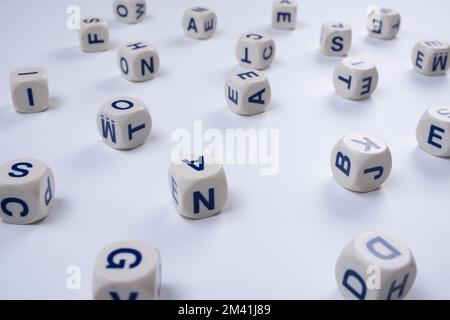 Würfel oder Blöcke Wort mit Buchstaben zufällig auf einem weißen Hintergrund - das Konzept einer schulischen Bildung oder Selbstbildung . Stockfoto