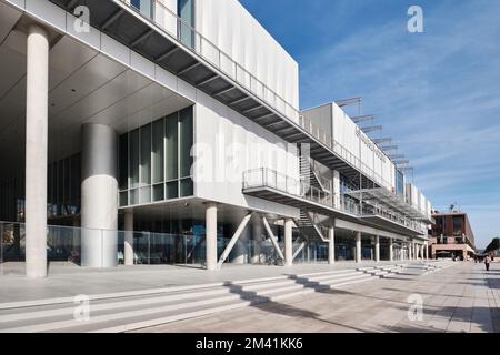 Istanbul, Türkei - Dezember 17 2022: Architektonische Details des neuen Museums für moderne zeitgenössische Kunst in Istanbul im Viertel Galataport. Stockfoto