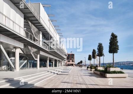 Istanbul, Türkei - Dezember 17 2022: Architektonische Details des neuen Museums für moderne zeitgenössische Kunst in Istanbul im Viertel Galataport. Stockfoto