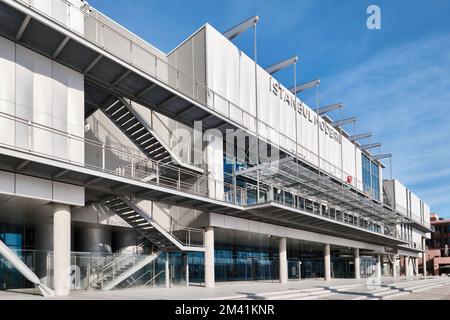 Istanbul, Türkei - Dezember 17 2022: Architektonische Details des neuen Museums für moderne zeitgenössische Kunst in Istanbul im Viertel Galataport. Stockfoto