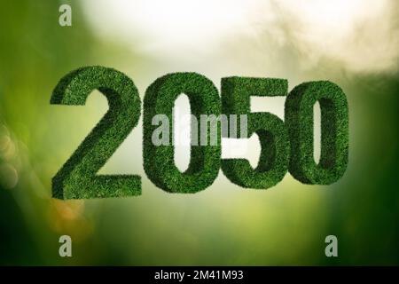 Zahlen 2050 aus Gras. Ein Symbol für nachhaltige Entwicklung und den vollständigen Übergang zu erneuerbaren Energien bis zum Jahr 2050. Stockfoto