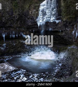 Henrhyd Falls, der höchste Wasserfall in Südwales, bedeckt mit Schnee und Eiszapfen Stockfoto