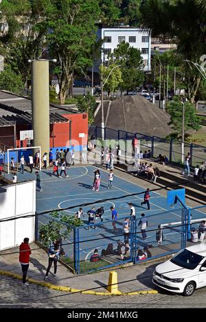 TERESOPOLIS, RIO DE JANEIRO, BRASILIEN - 25. Oktober 2022: Schüler in der Pause auf dem Schulhof Stockfoto