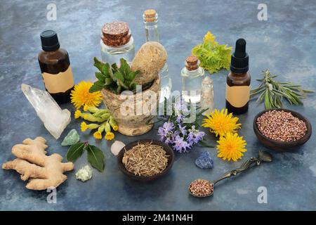 Alternative natürliche pflanzliche Heilmittelbestandteile für die Pflanzenmedizin mit heilenden Kristallen, Kräutern und ätherischen Aromatherapieölen. Stockfoto