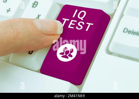 Schild zeigt IQ-Test an. Ein Wort, das geschrieben wurde, um Ihre kognitive Fähigkeit zu messen, menschliche Intelligenz zu beurteilen Stockfoto