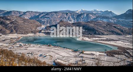 Blick auf den berühmten und beliebten See von Caldaro auf der Südtiroler Weinstraße in der Nähe von Bozen in Südtirol, Norditalien, Europa. Stockfoto