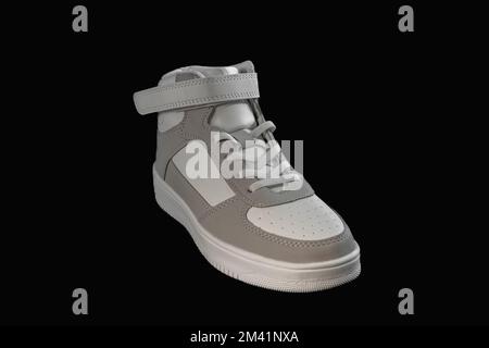 Weißer Sneaker Winter Noname. Vorderansicht auf schwarzem Hintergrund. Isoliert Stockfoto