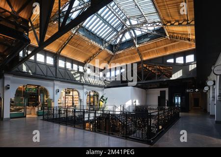 Istanbul, Türkei - Dezember 17 2022: Postamt oder Paket-Postane-Gebäude des Galataport-Projekts Karakoy Stockfoto
