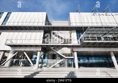 Istanbul, Türkei - Dezember 17 2022: Architektonische Details des neuen Museums für moderne zeitgenössische Kunst in Istanbul im Viertel Galataport. Stockfoto