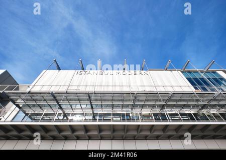 Istanbul, Türkei - Dezember 17 2022: Architektonische Details des neuen Museums für moderne zeitgenössische Kunst in Istanbul im Viertel Galataport. Stockfoto