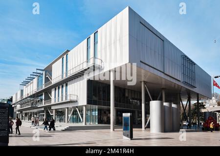 Istanbul, Türkei - Dezember 17 2022: Architektonische Details des neuen Museums für moderne zeitgenössische Kunst in Istanbul im Viertel Galataport. Stockfoto