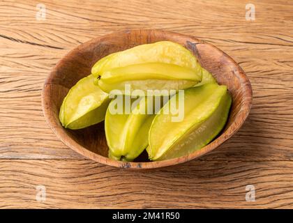 Starfruits in einer Schüssel über einem Holztisch. Stockfoto