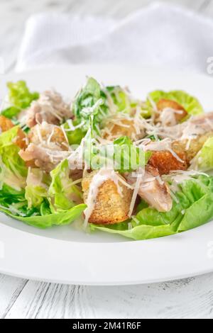Eine Portion Caesar-Salat auf dem weißen Teller Stockfoto