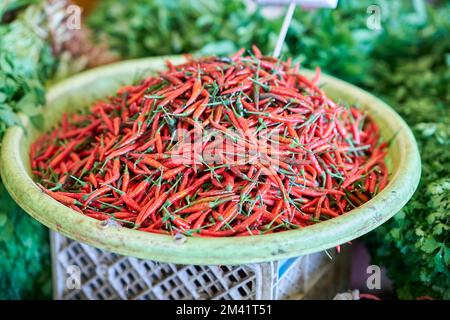 Frisches, rotes, heißes Chili auf einem lokalen Markt in Thailand. Stockfoto