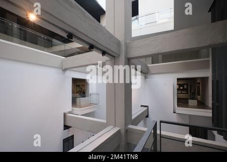 Istanbul, Türkei - Dezember 17 2022: Blick auf das Atrium und die Kunstausstellungshalle mit Betonstruktur des MSGSU Museum of Painting and Skulpture Stockfoto