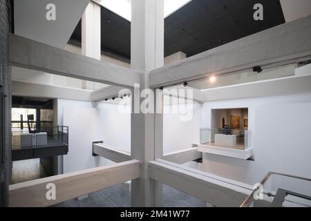 Istanbul, Türkei - Dezember 17 2022: Blick auf das Atrium und die Kunstausstellungshalle mit Betonstruktur des MSGSU Museum of Painting and Skulpture Stockfoto